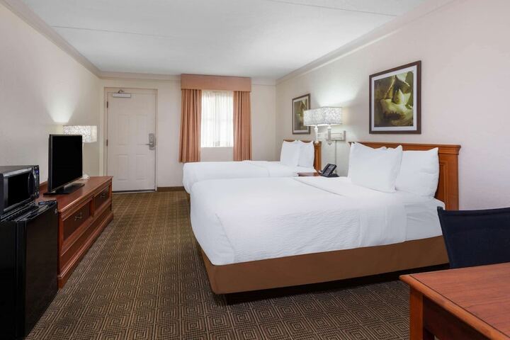 2 Double Beds Accessible (12 of 13)