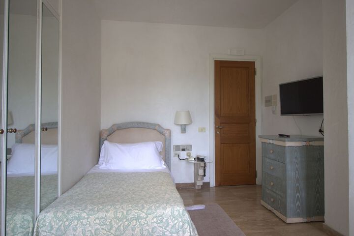 Room 7 of 32