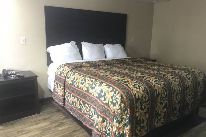 Basic Single 2 Double Beds (3 of 17)