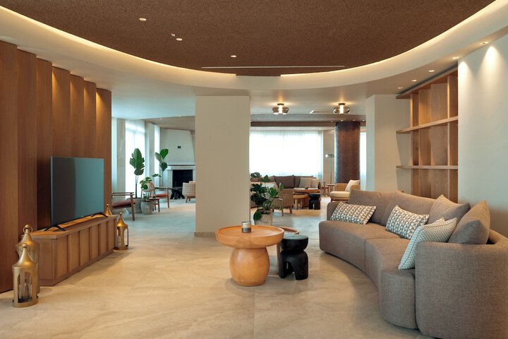 Entrance & Lobby