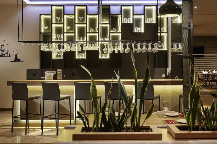 Lounge 63 of 93