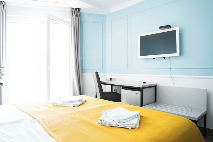 Room 12 of 97