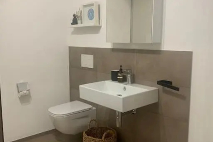 Room 8 of 18
