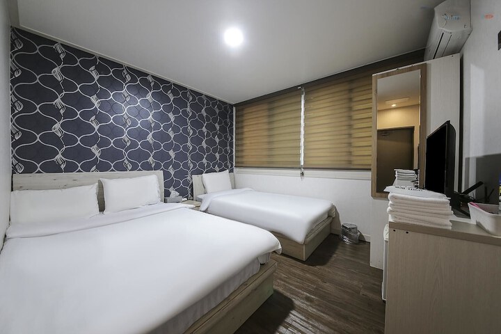 Room 8 of 13