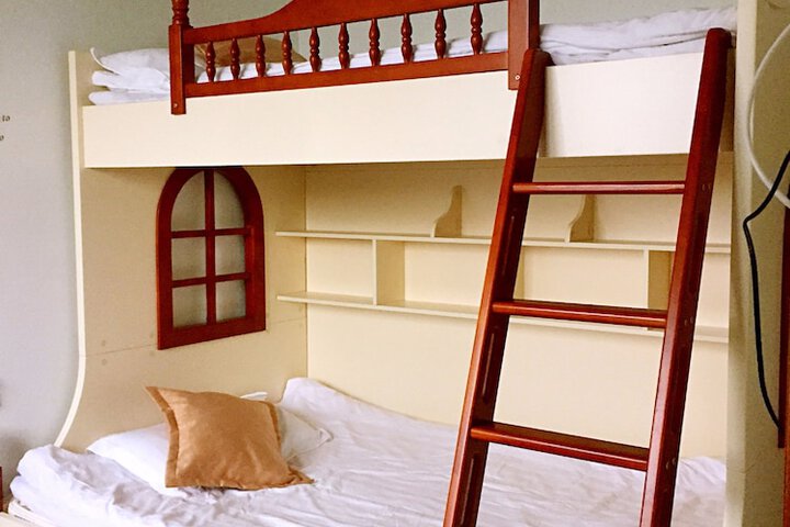 Room 9 of 32