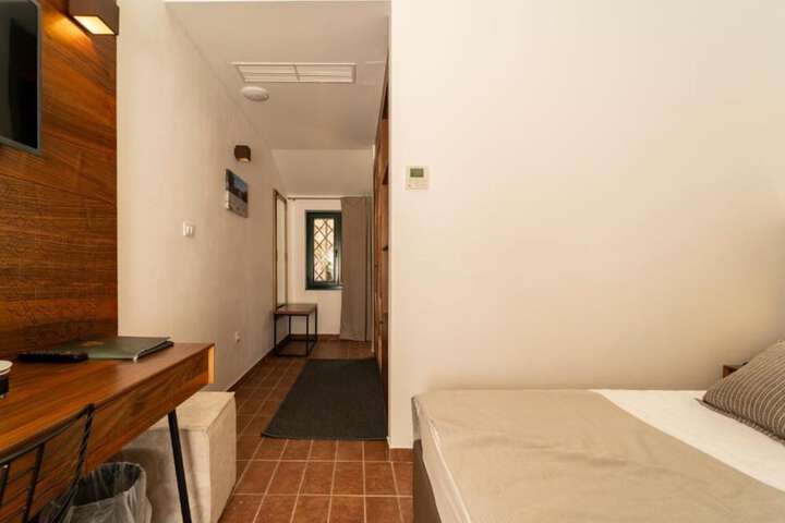 Room 3 of 91