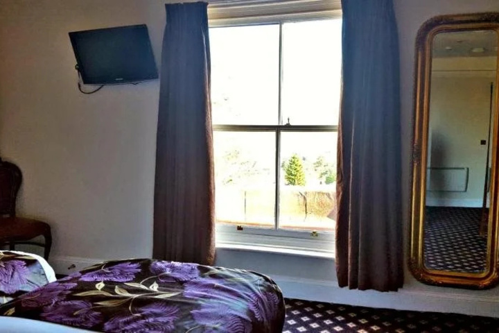 Room 4 of 18