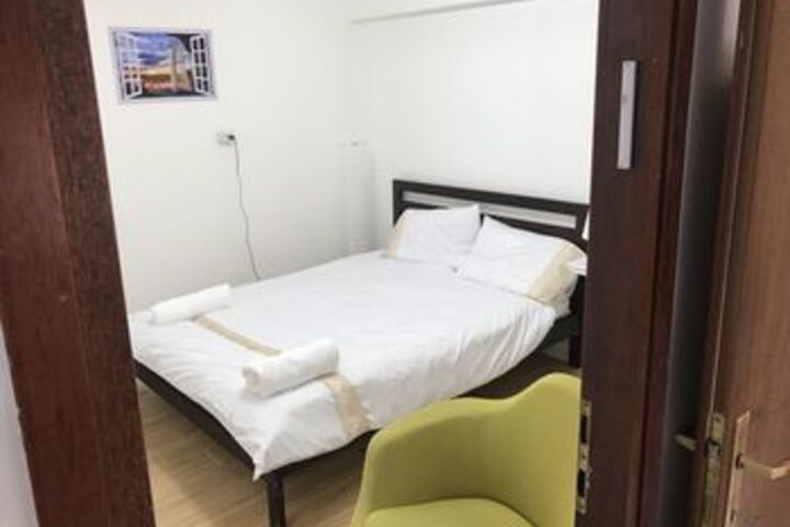 Room 5 of 9
