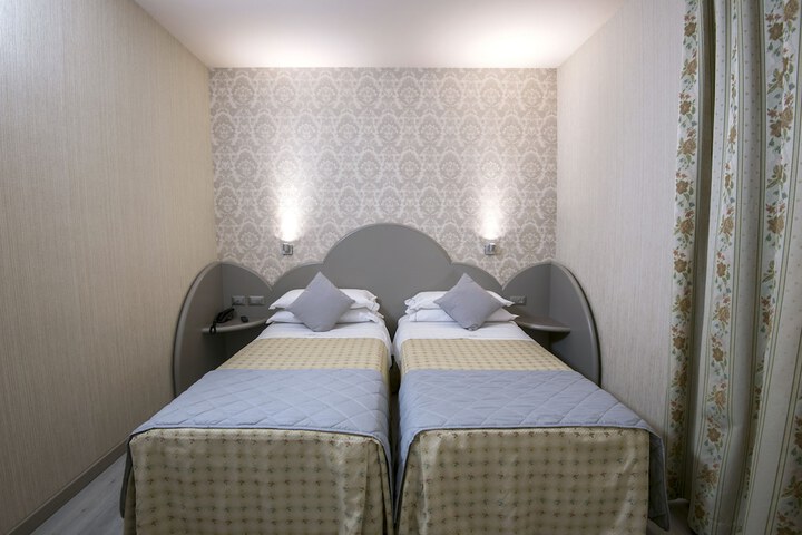 Room 10 of 32
