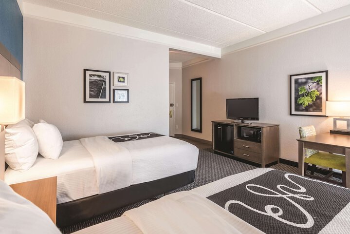 2 Double Beds (11 of 11)