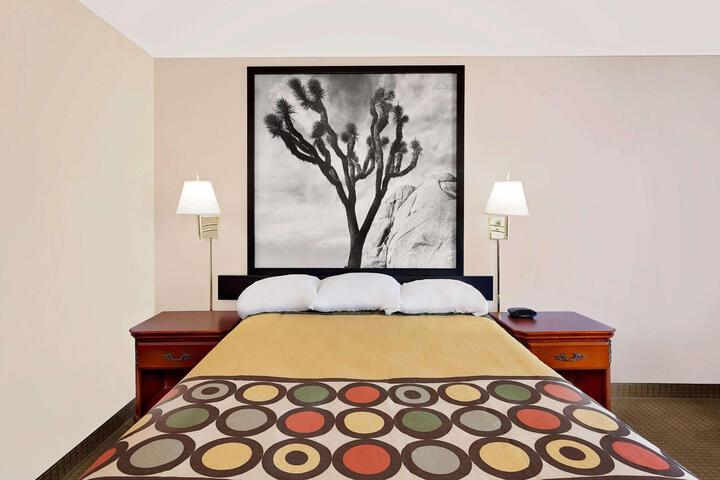 1 Queen Bed (8 of 16)