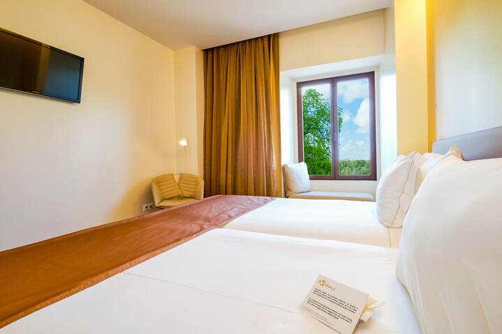 Room 42 of 77