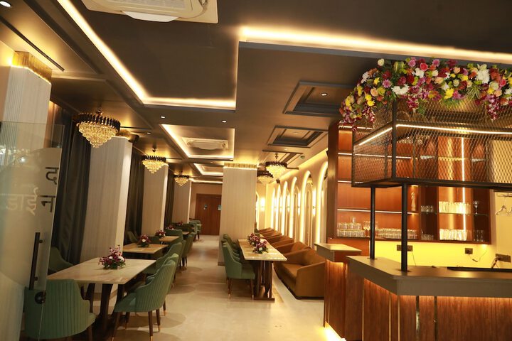 Lounge 23 of 27