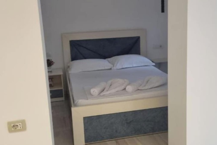 Room 9 of 28