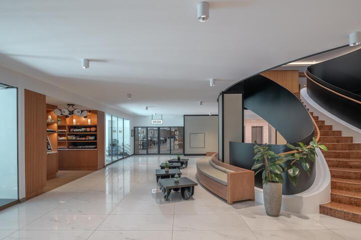 Entrance & Lobby