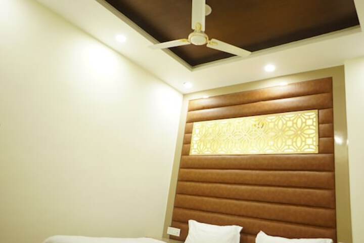 Room 8 of 18