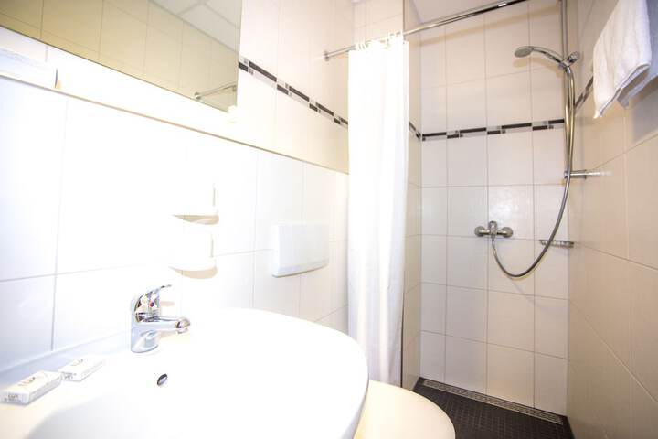 Room 9 of 30