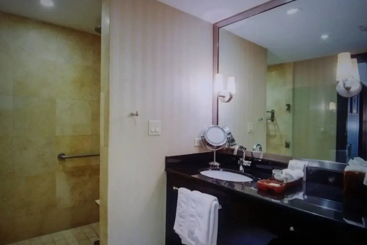Room 8 of 18