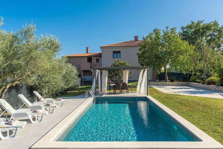 Newly renovated holiday home with pool and fenced yard for 4-6 people