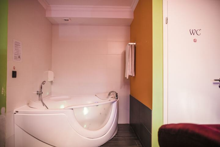 Room 146 of 161