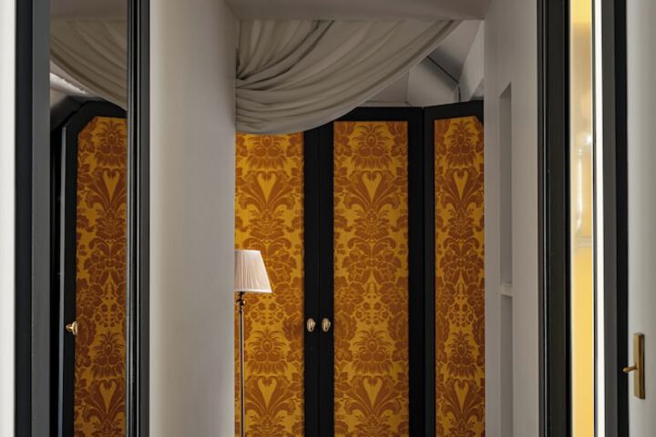 Room 16 of 38