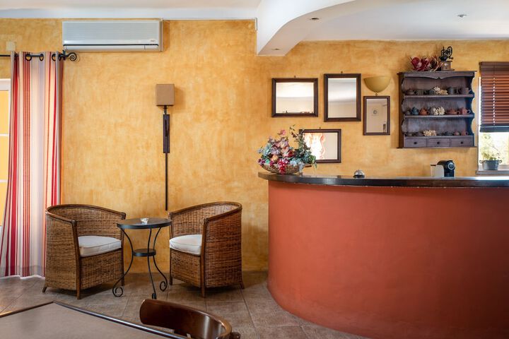 Lounge 28 of 44