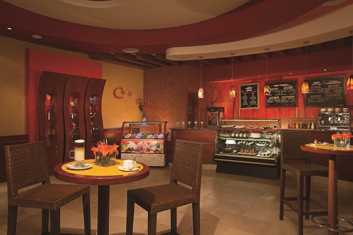 Lounge 78 of 106