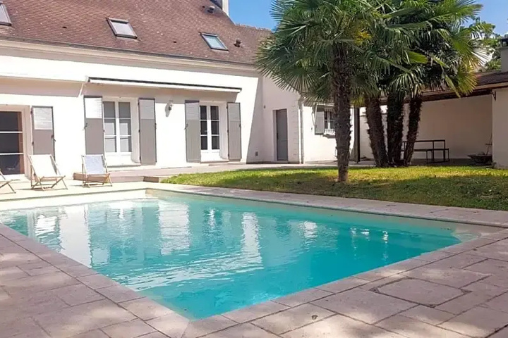 Pool house in Disneyland Bmyguest