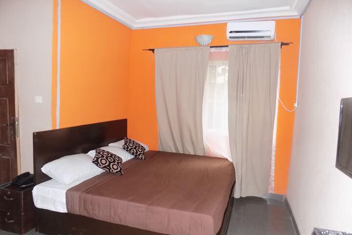Room 12 of 27