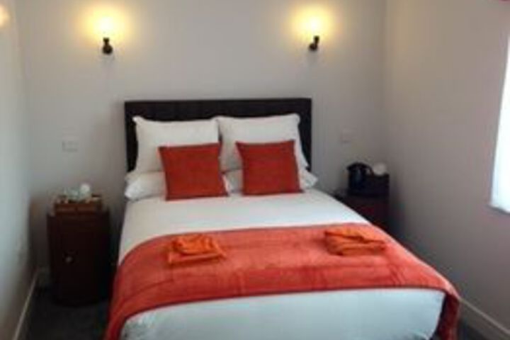 Room 7 of 12