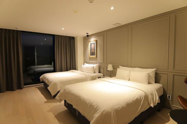 Room 27 of 190