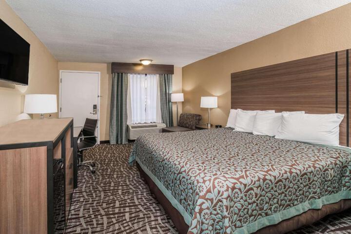 1 King Bed Business Room (5 of 6)