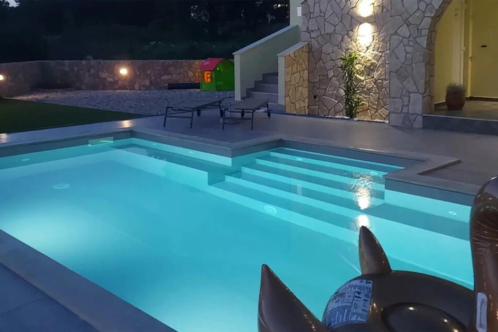 Pool 17 of 27