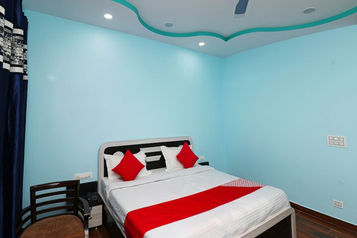 Room 8 of 18