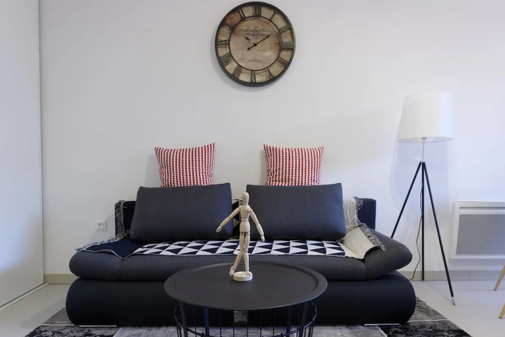 Room 6 of 16