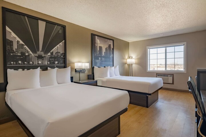 2 Double Beds (6 of 8)