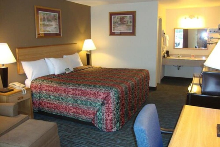 1 King Bed (9 of 10)