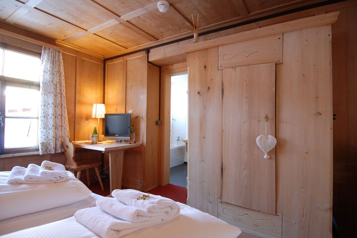 Room 7 of 128