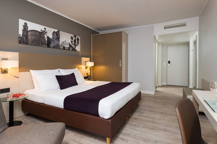 Room 11 of 24