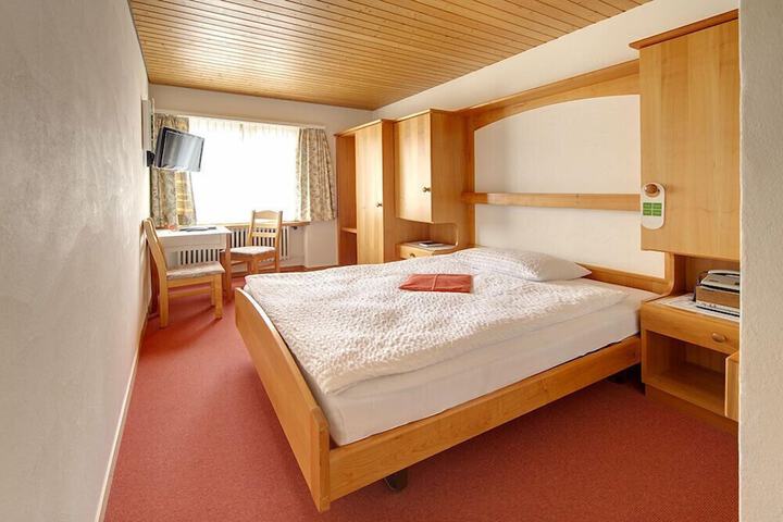 Room 6 of 75