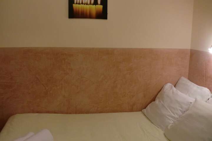 Room 10 of 29