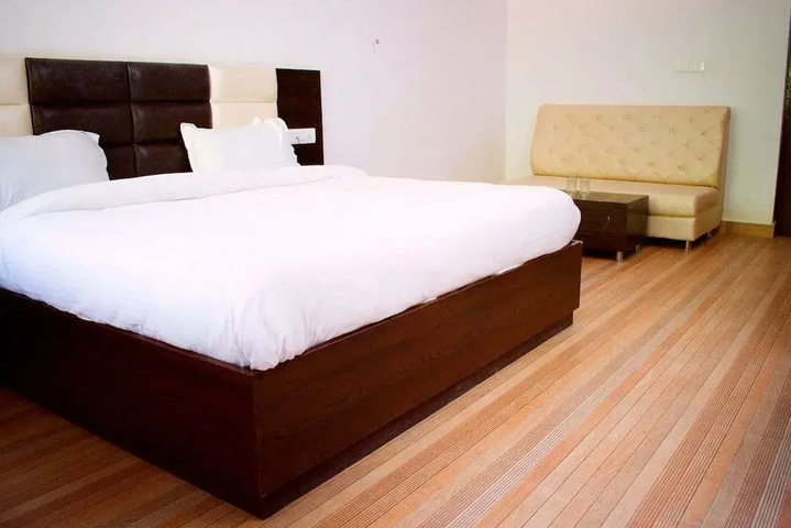 Room 4 of 12
