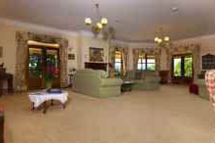 Lounge 38 of 67