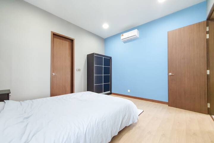 Room 8 of 28