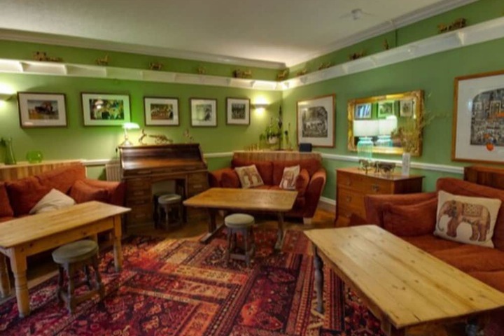 Lounge 38 of 43