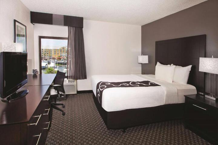 1 Queen Bed Exterior Room Pet Friendly (7 of 8)