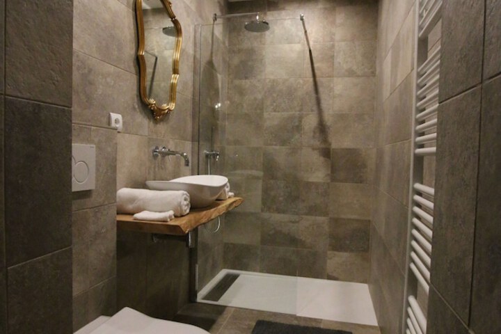 Room 85 of 144
