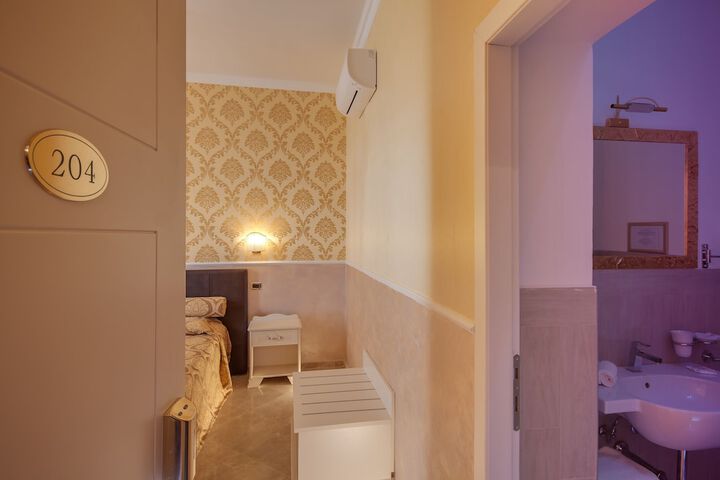 Room 15 of 33