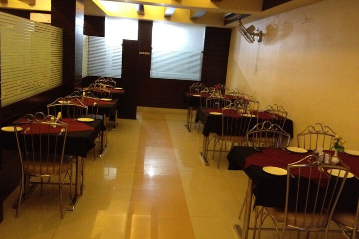 Dining 2 of 7