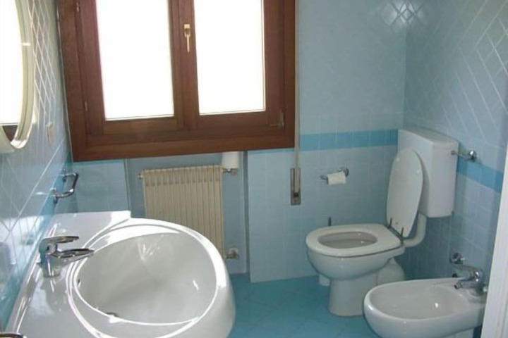 Room 11 of 16